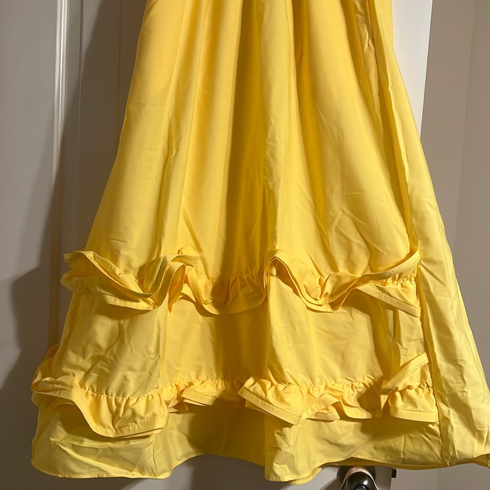 NWT YELLOW RUFFLED SKIRT, 10/12W. The skirt has two deep pockets.